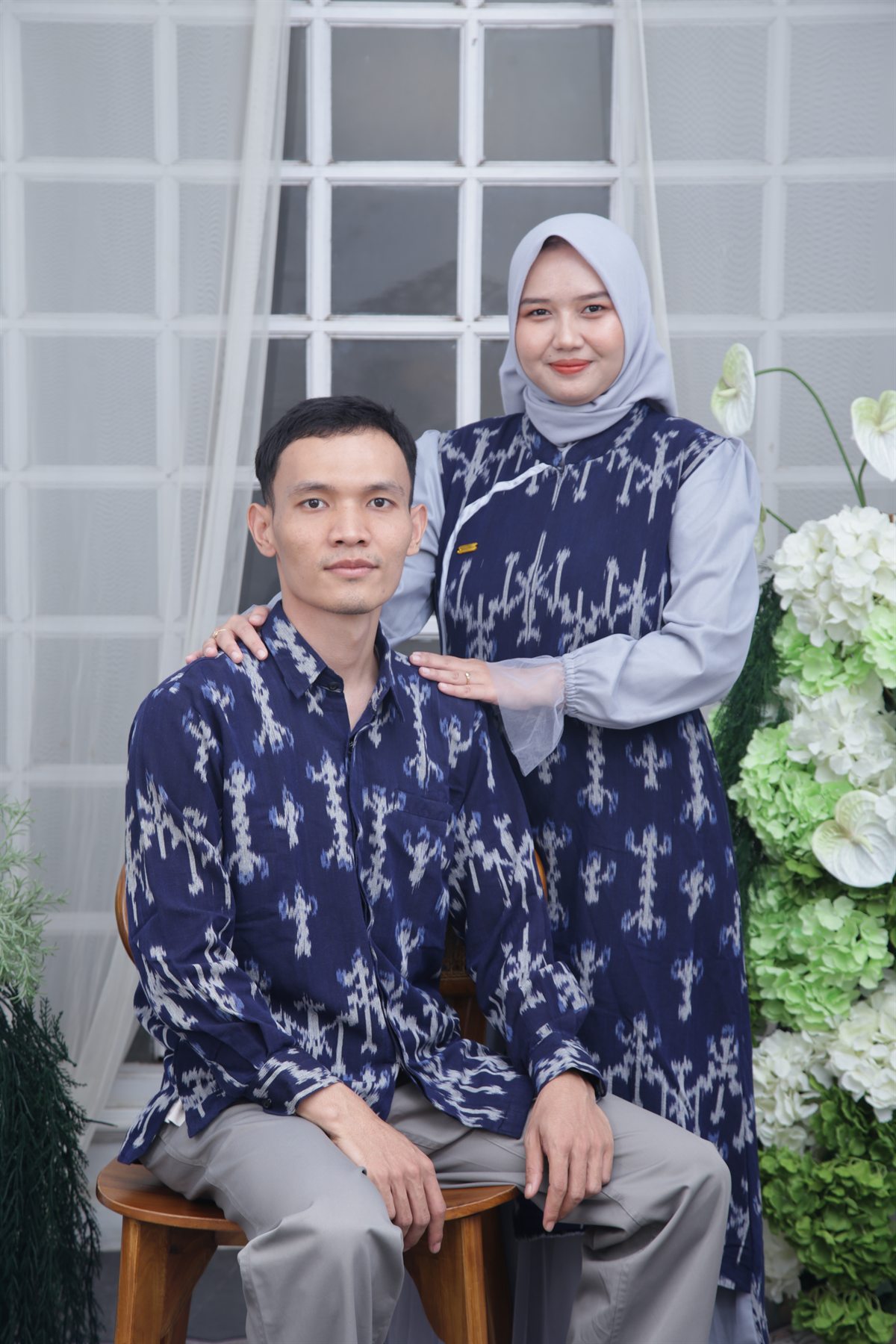 Fahrur duduk dan Aurum berdiri mengenakan busana biru