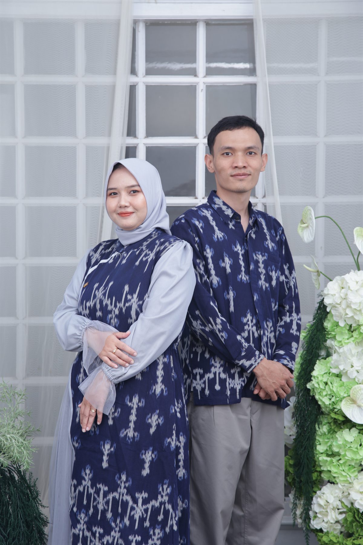 Aurum dan Fahrur berpose dengan busana biru