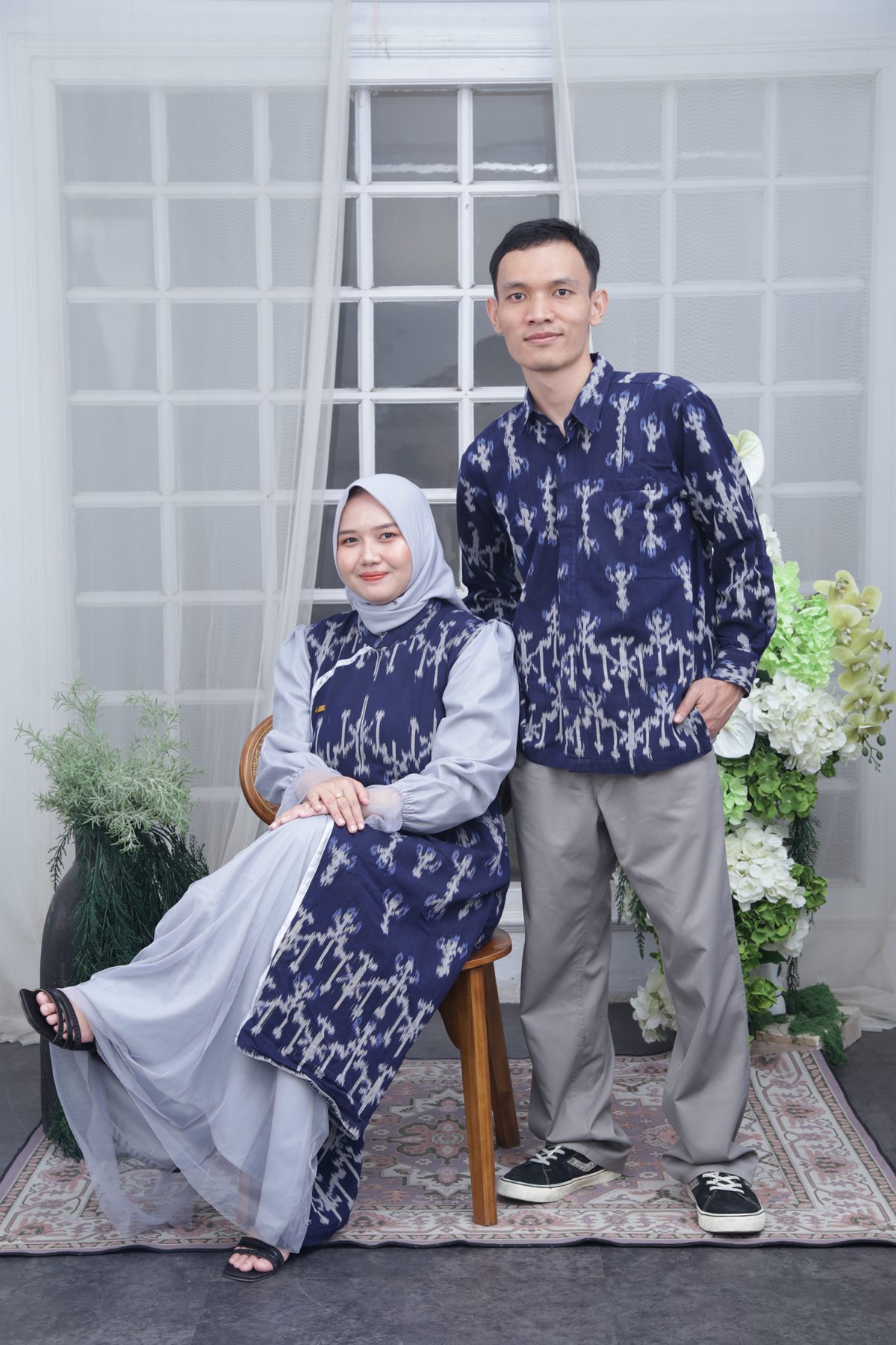 Aurum duduk di samping Fahrur dalam busana biru